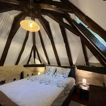 Pigeonnier De Claire Fontaine Bed & Breakfast